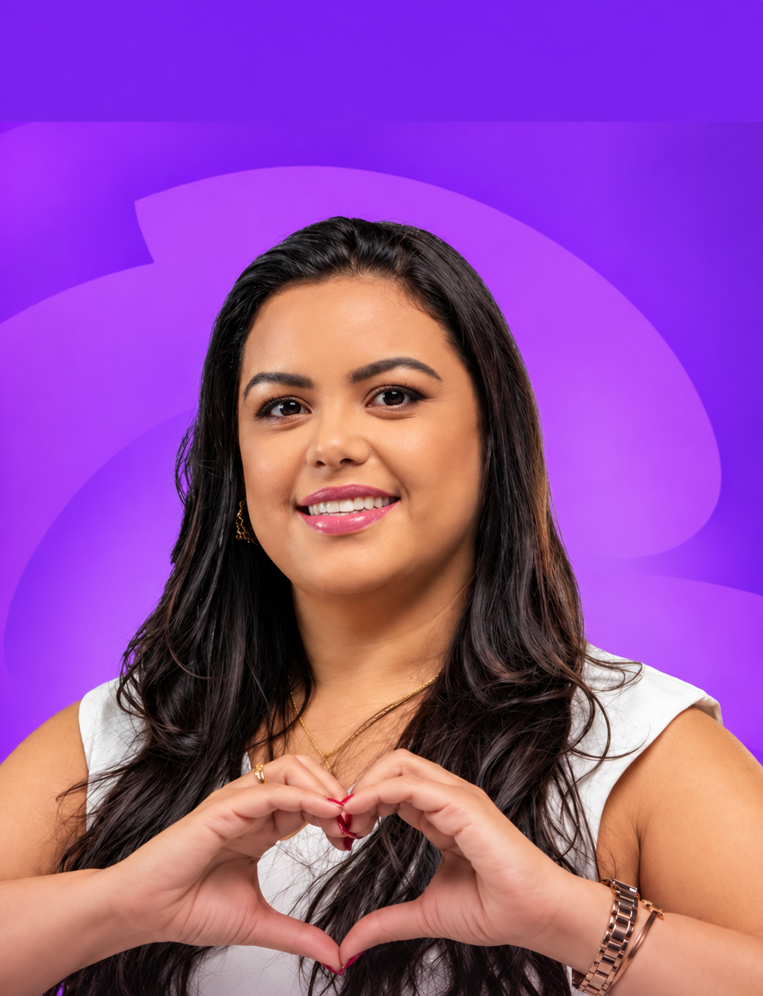 Retrato de Lívia Oliveira fazendo um coração com as mãos